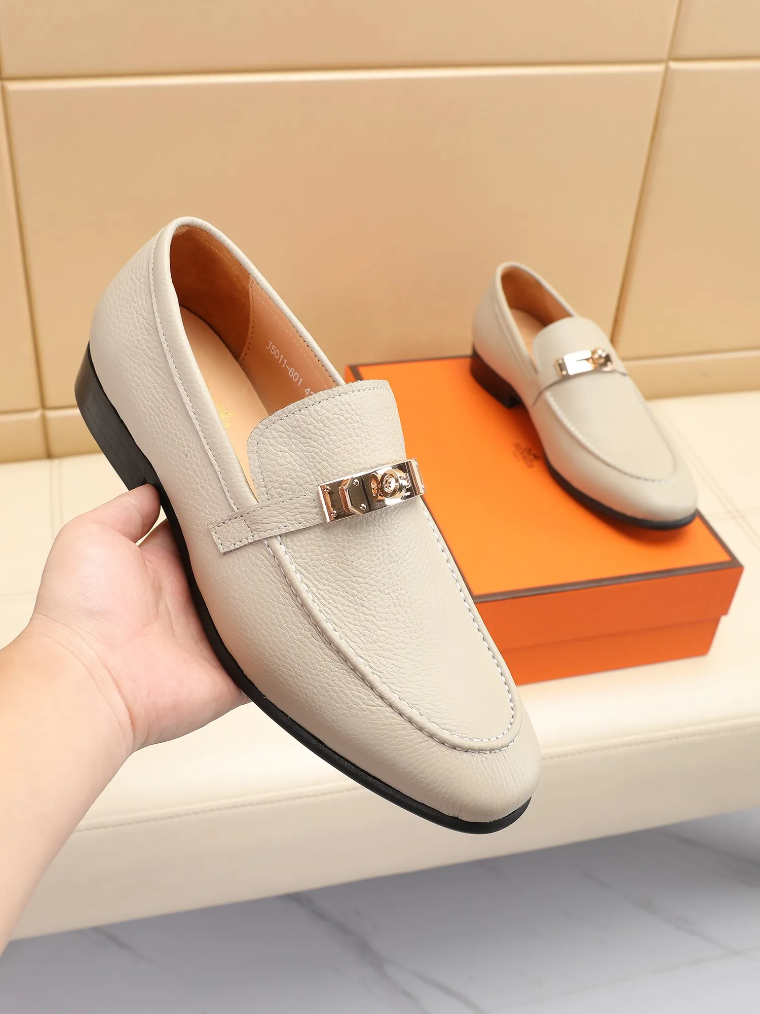 Factory price 440💶[HERMES] (cowhide lining)🍀Italian top luxury🍀He does not pursue novel styles and gorgeous colors, but attracts the favor of successful men with his flawless, elegant and classic style! This very, very comfortable, simple and stable style makes it easy to match any style! The pattern is absolutely 1:1 refined from the original case, and we strive for excellence in materials, imported cowhide + cowhide lining💪💪💪extraordinary texture👍! .Code number: 39 to 44 (38.4546 customized)